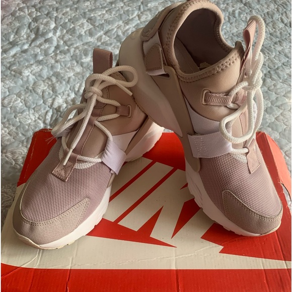 Nike Air Huarache City Low W , size 8.5 - Picture 4 of 7